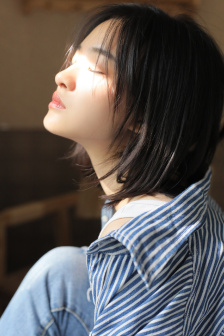 宁荣荣黑色蕾丝抹胸连衣裙